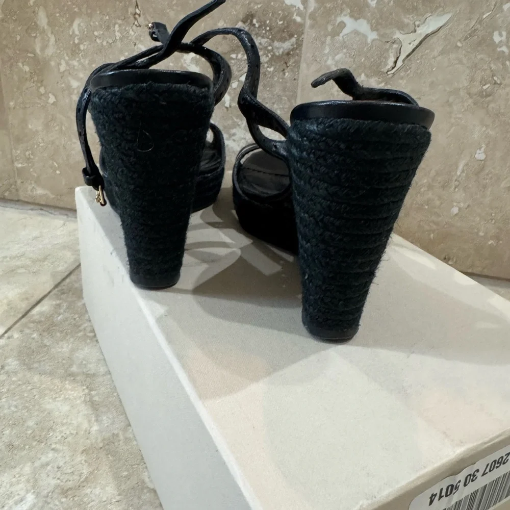 Burberry Black and Cream Heels Sophisticated Design - Picture 4 of 10